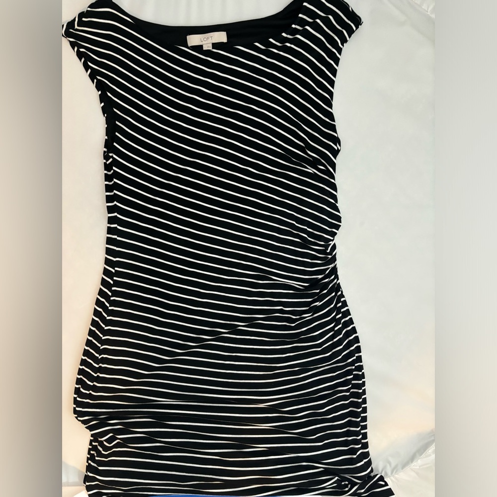 GW Loft Black and White Knit Stripe Dress- side Rouching- very flattering Sz Lg